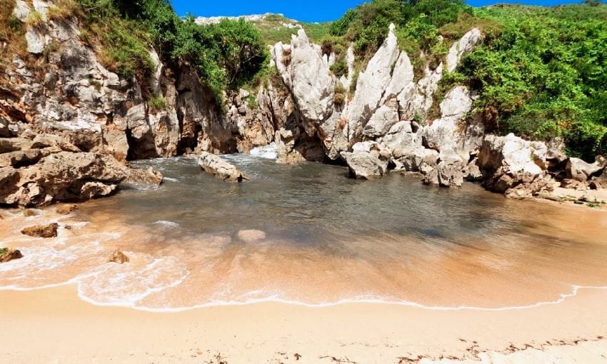 playa de gulpiyuri en asturias