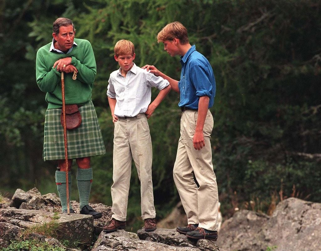 El rey Carlos con sus hijos en Balmoral en 1997