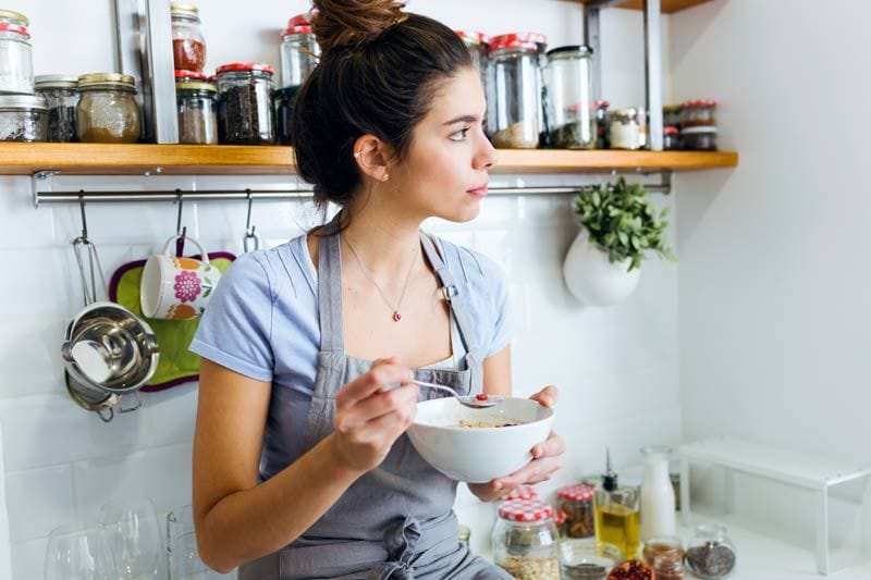 mujer cocina