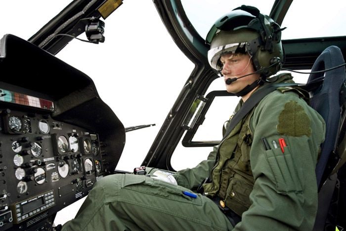 El príncipe Harry fue ascendido en el año 2013 a comandante del helicóptero de combate 'Apache' y de copiloto tirador, por lo que está cualificado para comandar este modelo de helicópteros durante las misiones militares de ataque
