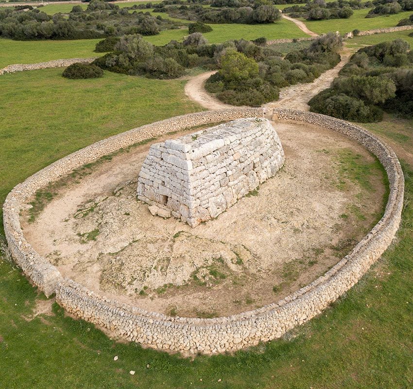 Naveta des Tudons, talayots, Menorca