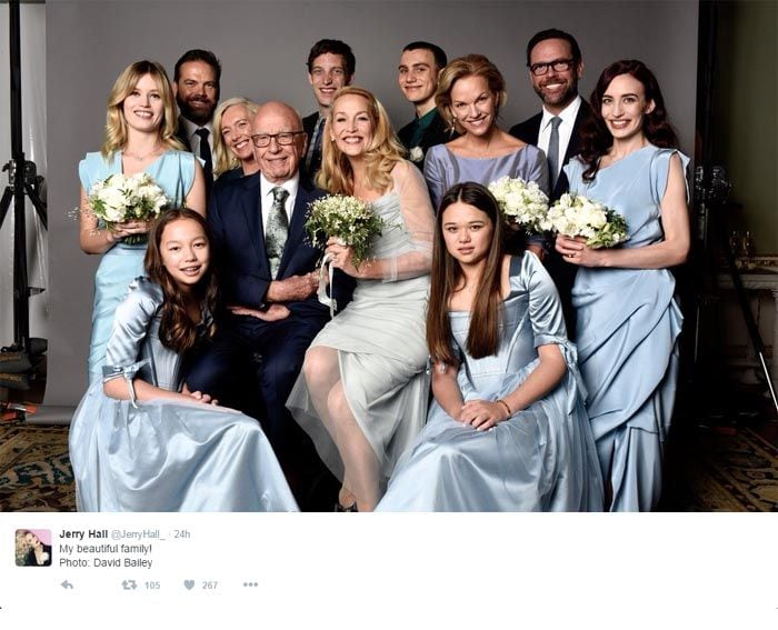 En esta imagen del día de su boda, Jerry presume de su numerosa familia y es que entre los dos suman ahora 10 hijos (Foto tomada por David Bailey)
