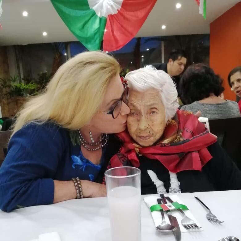 Laura Zapata y su abuela