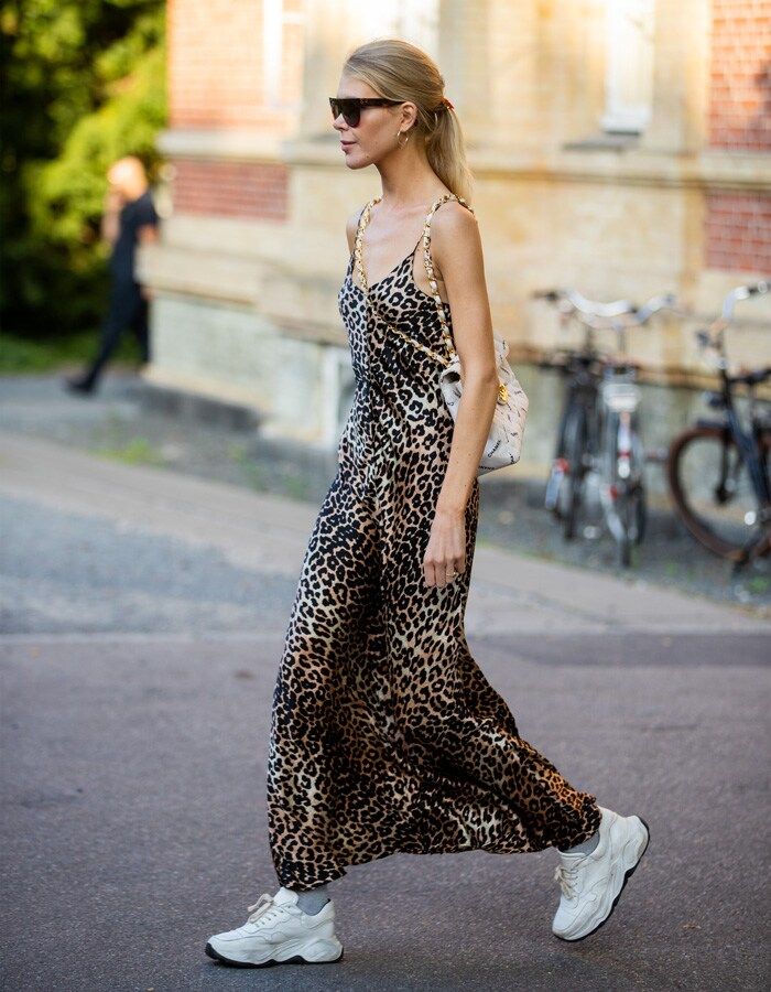 Vestido lencero con tenis