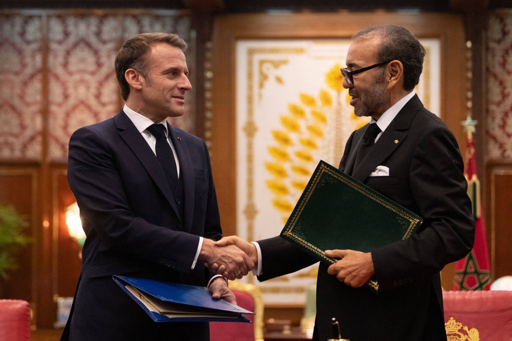 EMMANUEL MACRON RECIBE REGALO DEL REY MOHAMMED VI EN SU VISITA A RABAT