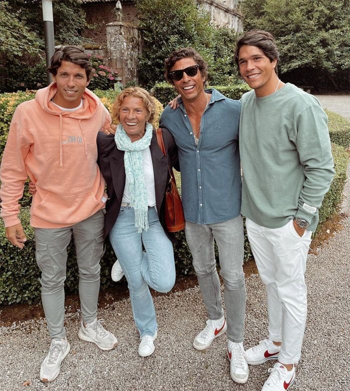 Pablo Castellano con su madre y sus hermanos