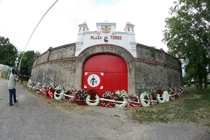 Coronas de flores en memoria de Iván Fandiño