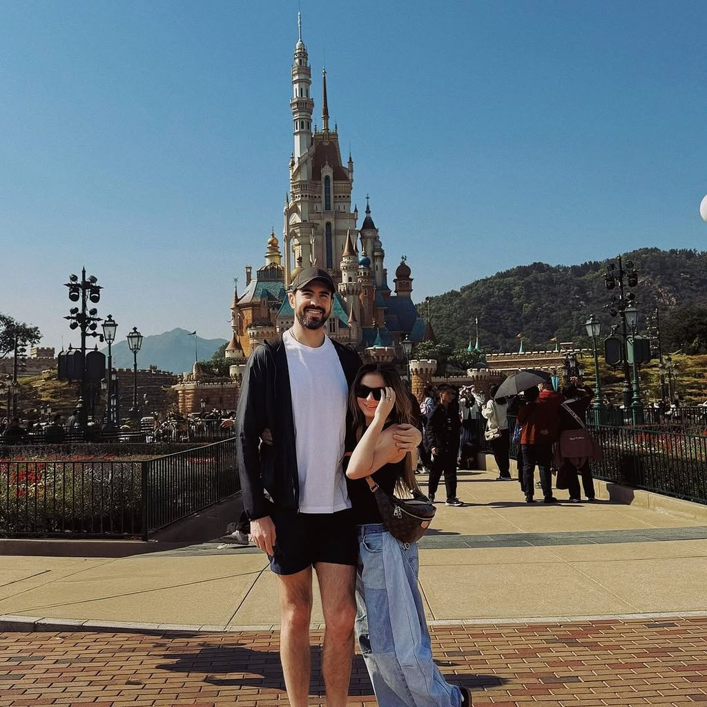 Sofía Castro con Pablo Bernot en Disneyland Hong Kong