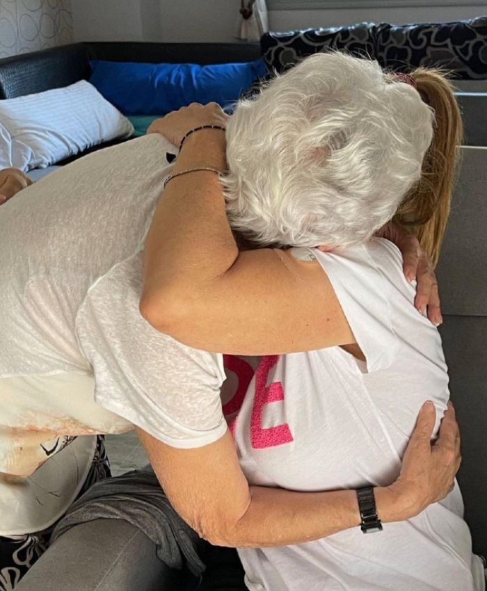 Belén Esteban abraza a su madre 