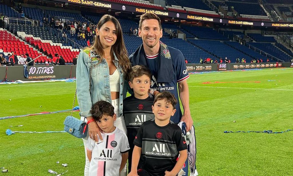 Lionel Messi y Antonela Roccuzzo con sus hijos