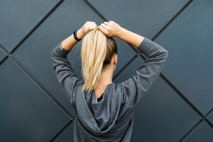 mujer con una coleta