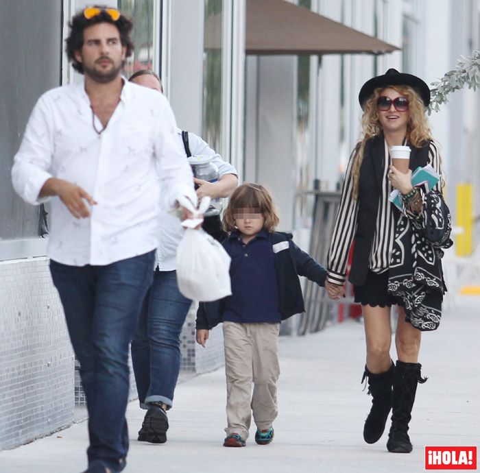 Paulina Rubio, Gerardo Bazúa y el pequeño Andrea Nicolás, de paseo por Miami el pasado mes de enero.
