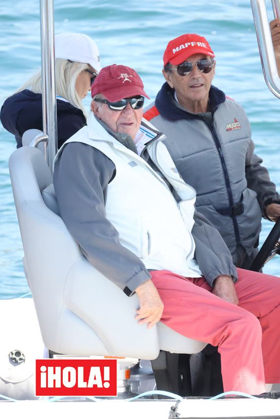 El rey Juan Carlos, sentado junto a Pedro Campos en las regatas de Sanxenxo
