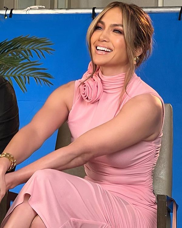 Jennifer Lopez con vestido rosa