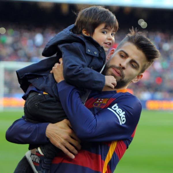 Gerard Piqué sostiene a su hijo mayor, Milan de 2 años, durante el encuentro que midió al FC Barcelona contra la Real Sociedad
