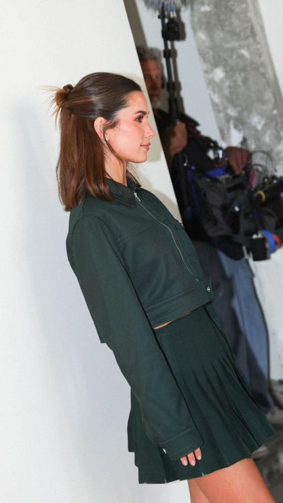 María Pombo sorprende con cambio de look radical en el desfile de Lacoste en Paris el 1 de octubre de 2024