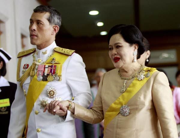 Personas de todas las clases sociales y de todas las edades celebraron ayer el 83º cumpleaños de la venerada reina Sirikit de Tailandia, llamada cariñosamente la Madre de todos los tailandeses
