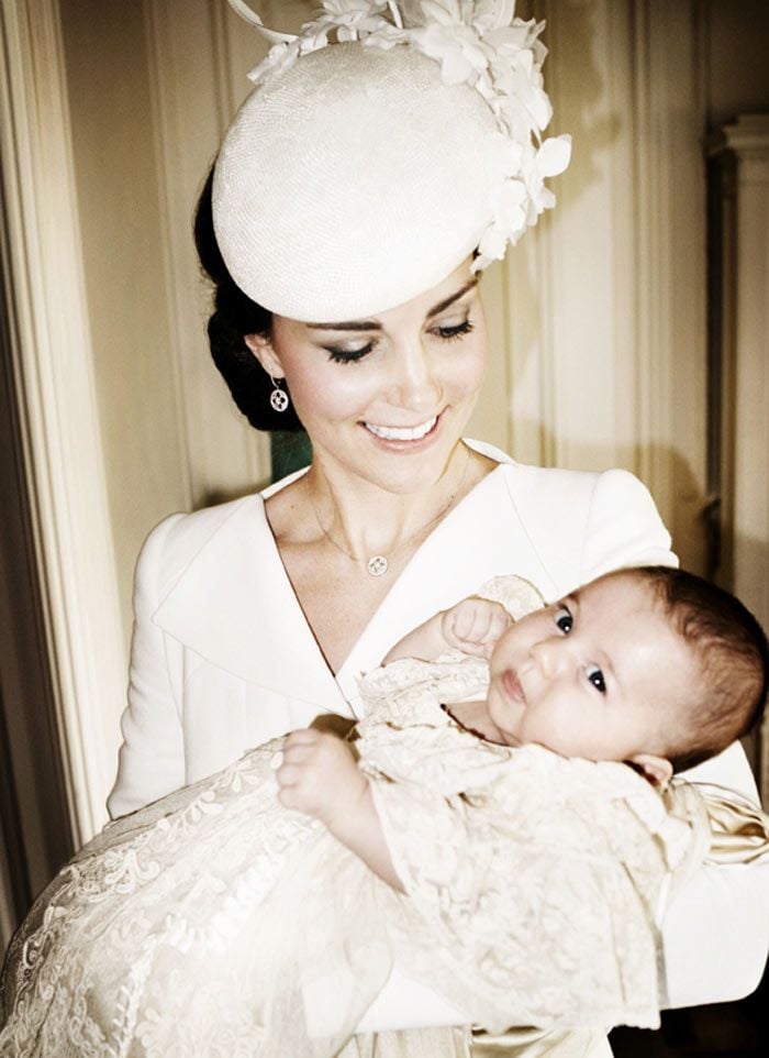 La princesa Charlotte en brazos de la Duquesa de Cambridge en una de las preciosas fotografías oficiales de Mario Testino del Bautizo Real de la pequeña © Mario Testino
