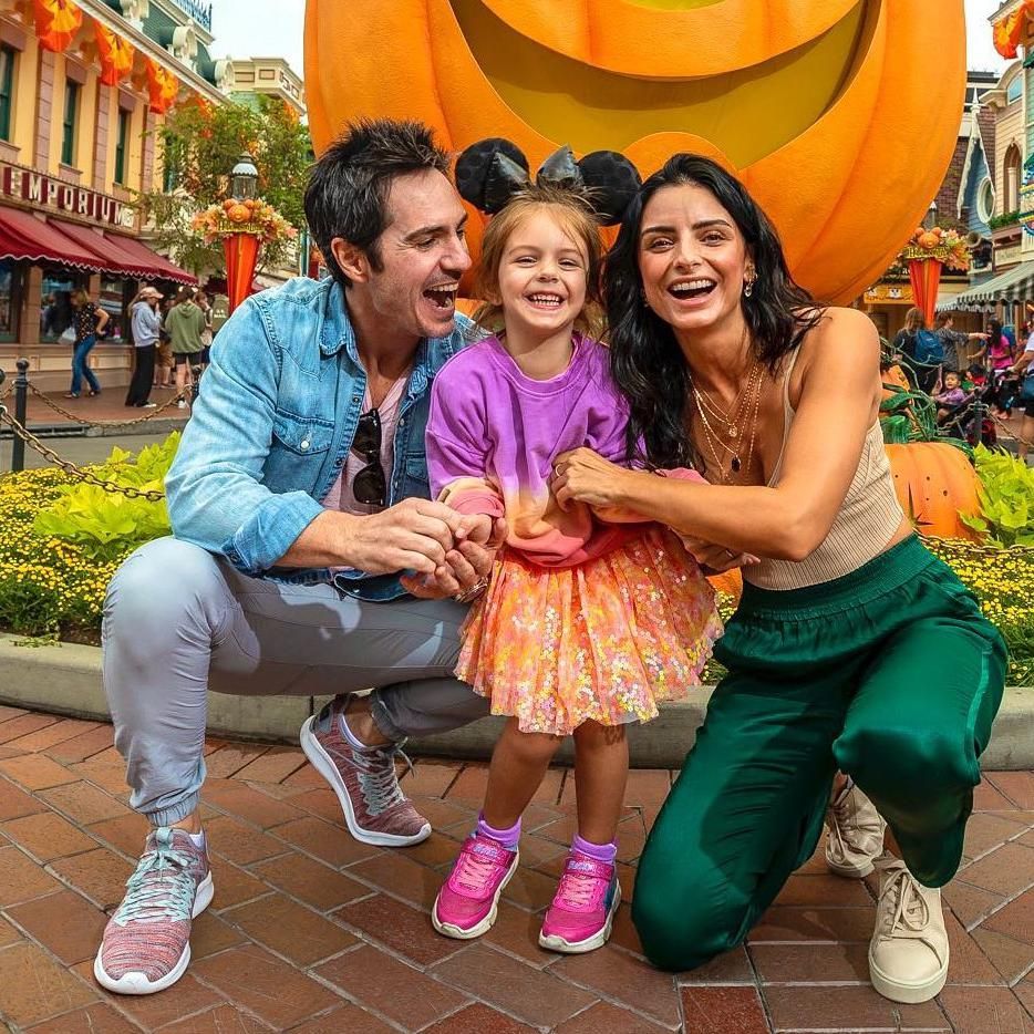 Aislinn Derbez y Mauricio Ochmann con su hija Kailani