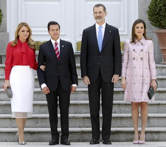 Reina Letizia abrigo flores