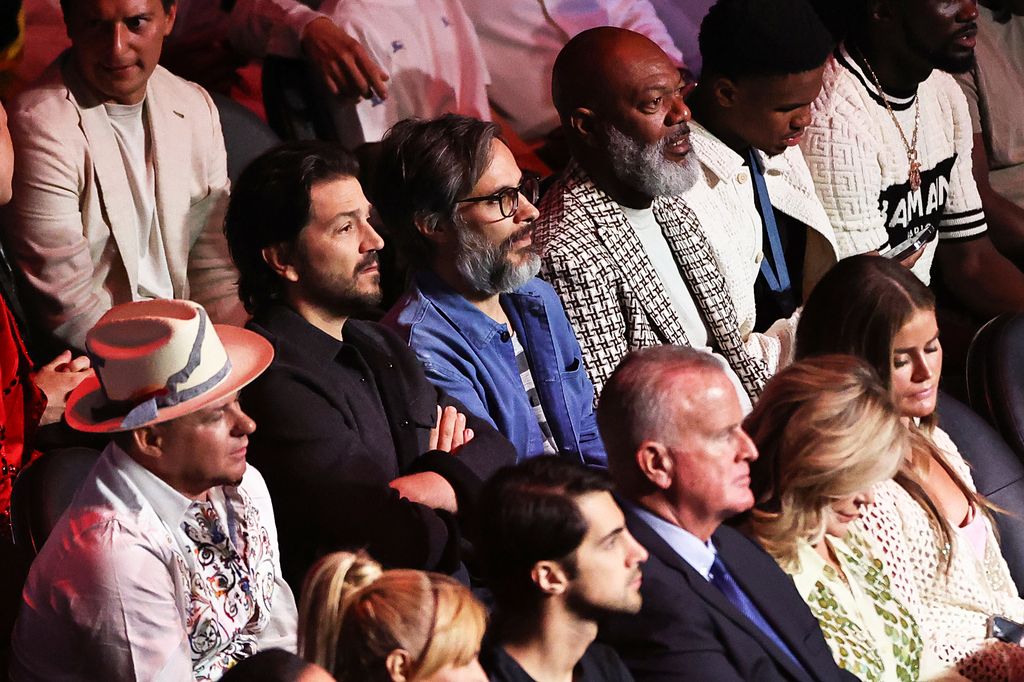 Gael García y Diego Luna se mantuvieron antentos a lo sucedido en el ring