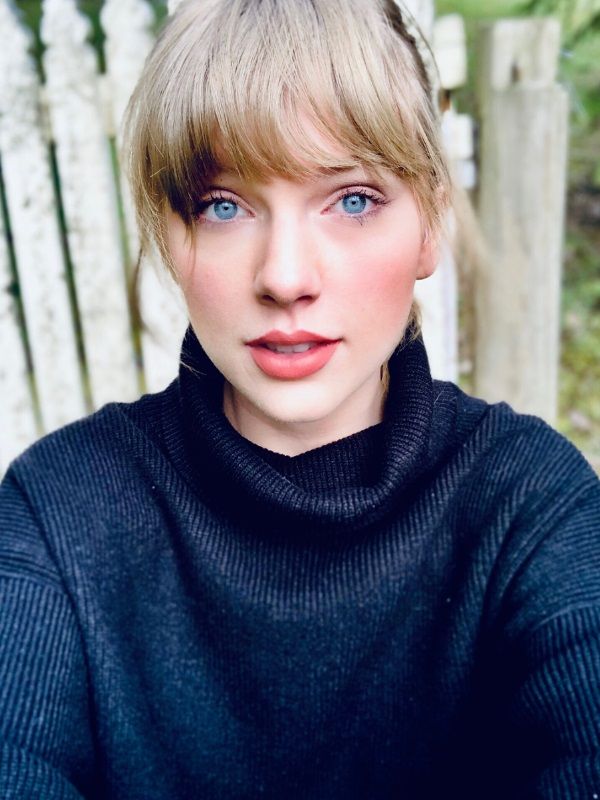 Taylor Swift con suéter negro