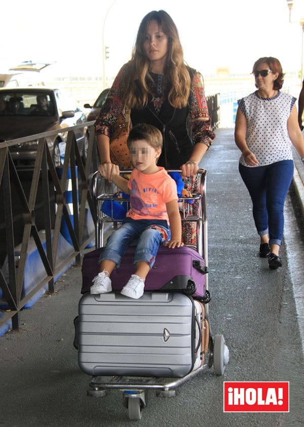 Jessica Bueno y su hijo, Francisco, a su llegada al aeropuerto de Barcelona para poner rumbo a Londres, donde vivirán junto al marido de la modelo, el futbolista Jota Peleteiro
