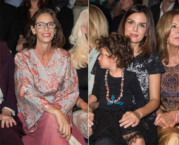 La modelo María Reyes con su pequeña sentada en sus rodillas en el desfile de Montesinos
