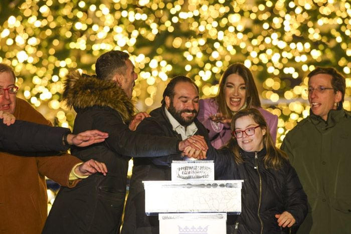 Ana Guerra junto a los actores de Campeones en el encendido navideño de Madrid