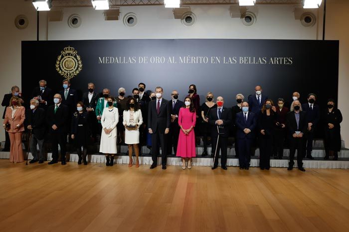 Los reyes con los premiados con la medalla al mérito de las bellas artes