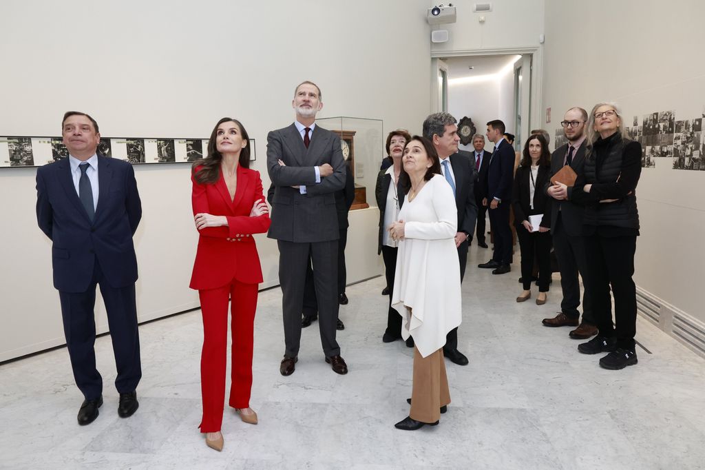 Los reyes Felipe y Letizia con Annie Leibovitz ven sus retratos en el Banco de España 