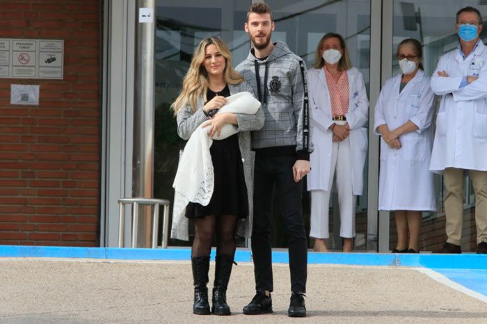 Edurne y David De Gea presentan a su hija a las puertas del hospital