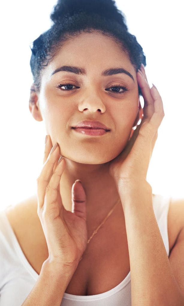 mujer joven cuidando la piel de su rostro y contorno de ojos