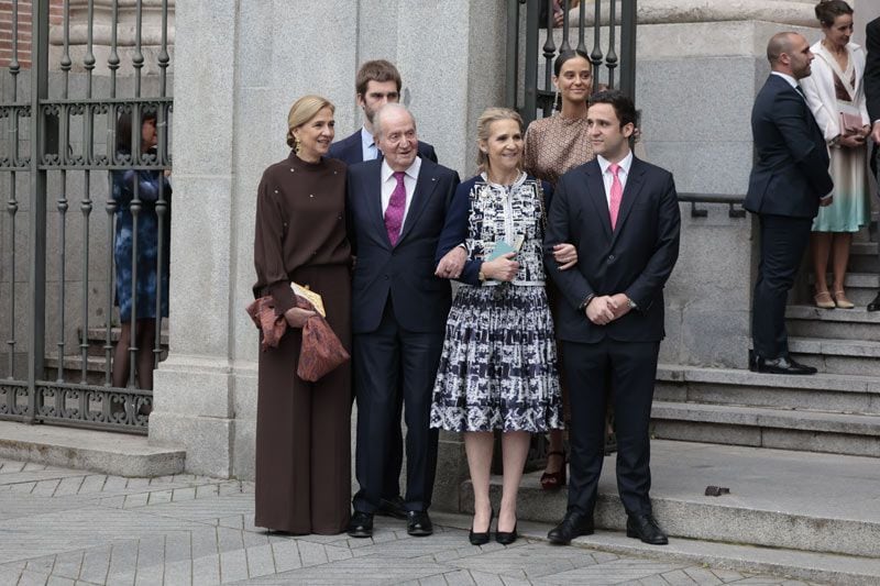El rey Juan Carlos con sus hijas y tres de sus nietos