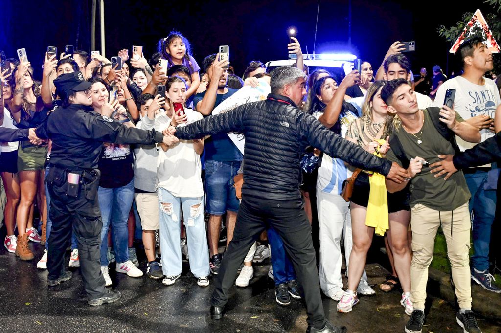 Los fans de Shakira la recibieron en el aeropuerto de Buenos Aires