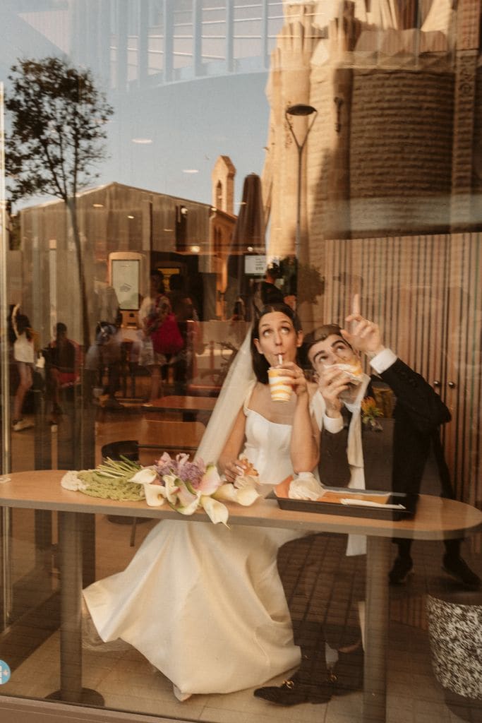 Ambar el día de su boda con vestido de Ramón Herrerías