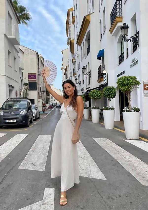 Eva Longoria con vestido satinado en Marbella