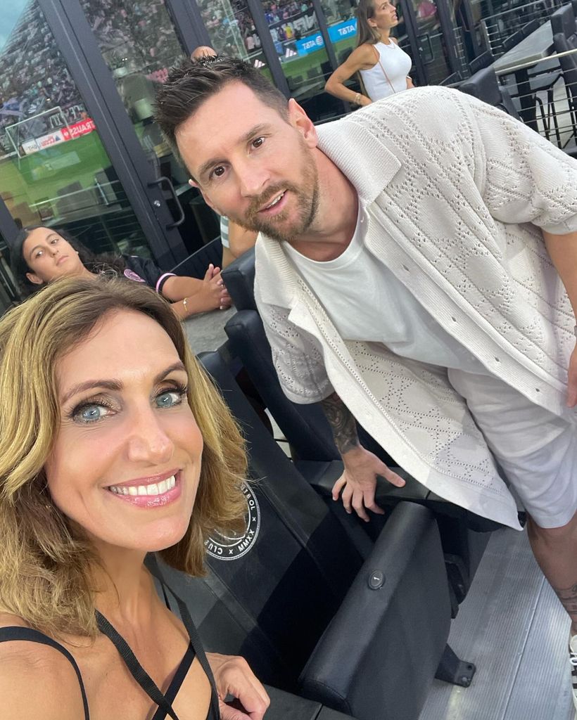 Lili logró tomarse una foto con Leo Messi.