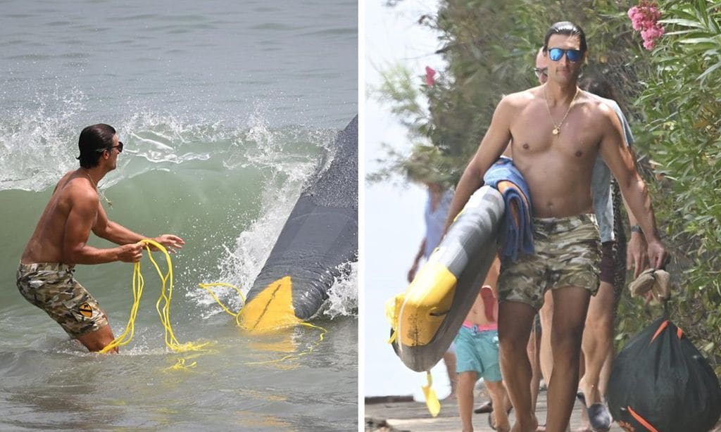 
Rafael de Medina cargado con su tabla para practicar ‘paddle surf’ (izquierda), uno de sus deportes náuticos preferidos. Arriba, el duque de Feria dando rienda suelta a otra de sus pasiones, la navegación, en compañía de su mujer, Laura Vecino. 
