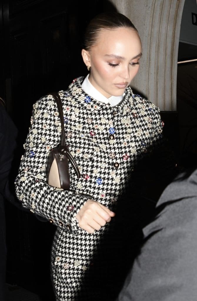 Lily Rose Depp en Londres con un look de Chanel