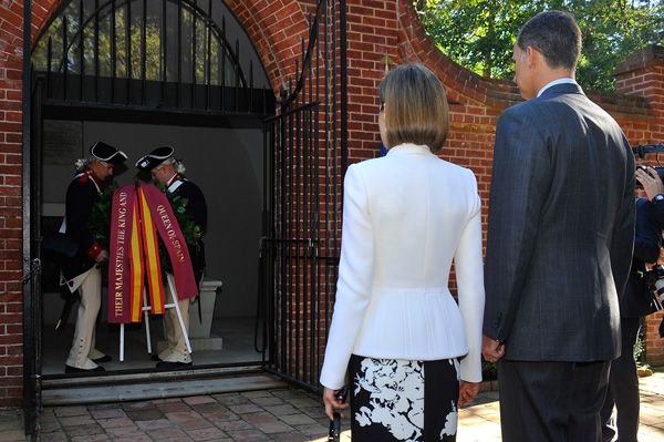 Los reyes depositaron una corona de laurel con los colores de la bandera española y la leyenda; "Sus Majestades el Rey y la Reina de España" ante el panteón de George Washington y su esposa
