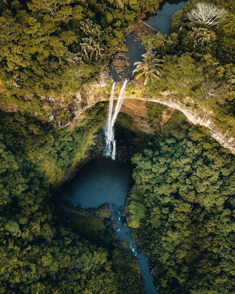 La cascada de Chamarel, rodeada de vegetación, tiene una altura de 100 metros