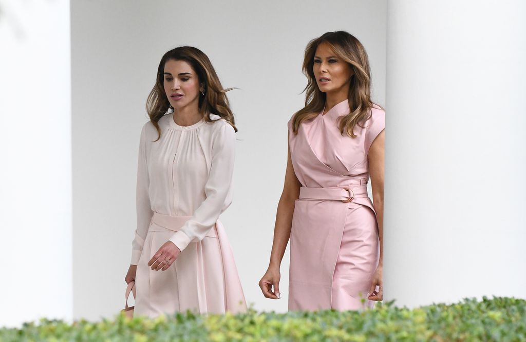 WASHINGTON, DC - JUNE 25: (AFP OUT) First lady Melania Trump (R) and Queen Rania of Jordan walk  the colonnade of the White House on June 25, 2018 in Washington, DC. (Photo by Olivier Douliery-Pool/Getty Images)