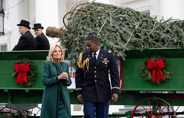 Jill Biden con un militar 