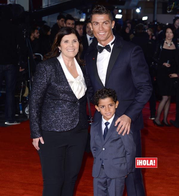 Una foto de familia, tres generaciones unidas en un día muy importante para el deportista
