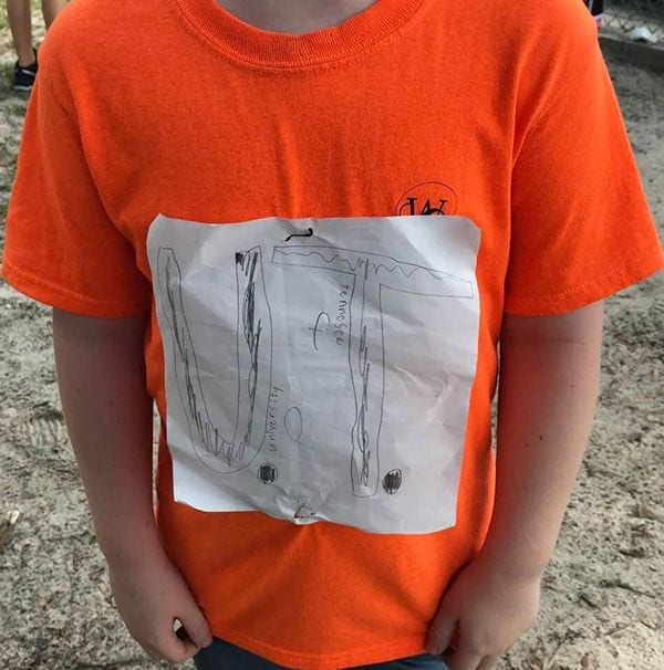 Nota Viral Laura Snyder niño diseña playera de la Universidad de Tennessee