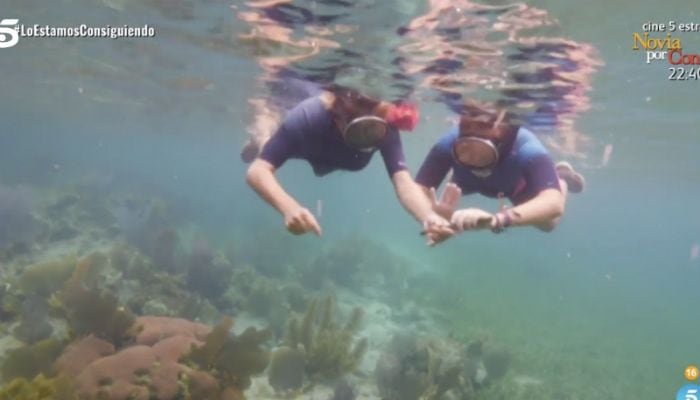 Rocío y Ana María buceando