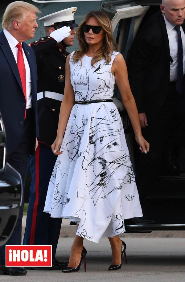 Melania Trump con vestido blanco midi