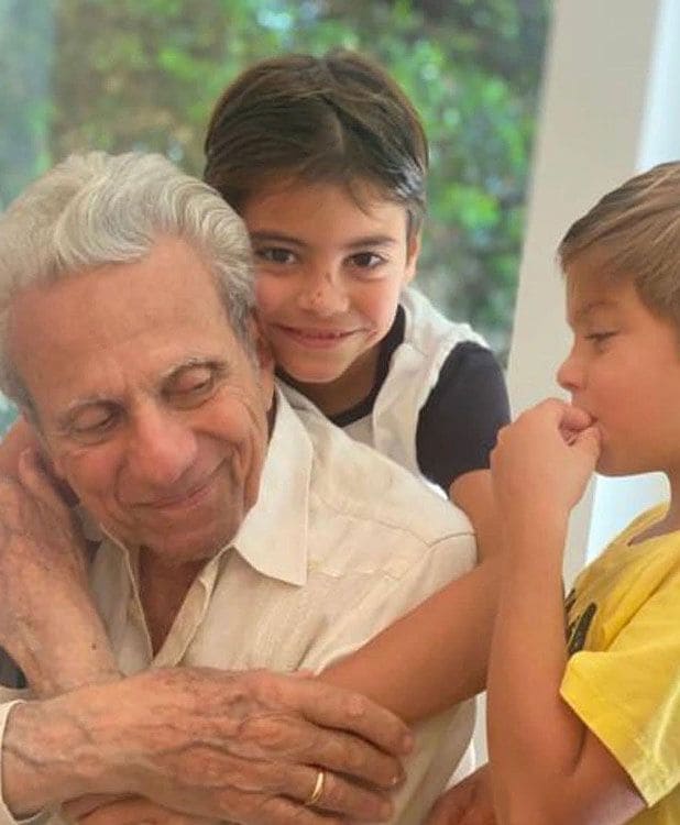 El padre de Shakira con sus nietos