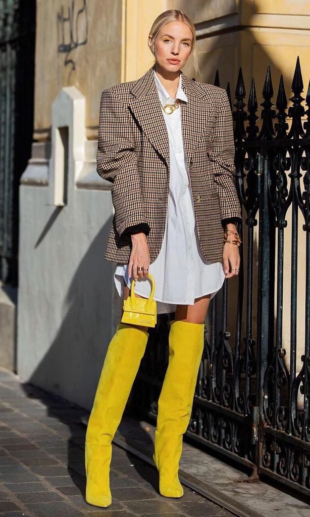 leonie hanne con camisa oversized como vestido